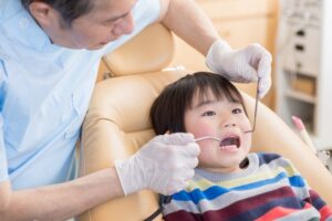 男の子と歯科医