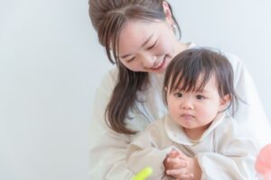 子どもを抱っこしている様子