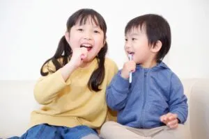 歯磨きをする子供たち