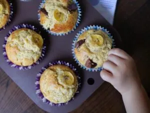 マフィンを狙う子供の手